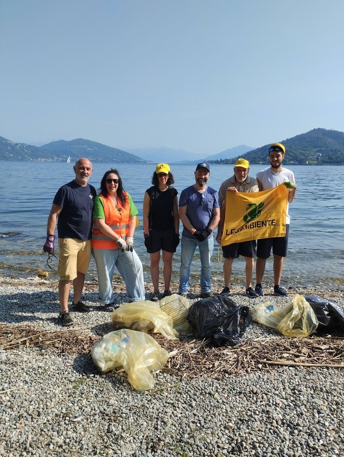 Arona, 944 rifiuti sulla spiaggia delle Rocchette: oltre il 67% è plastica Arona, 944 rifiuti sulla spiaggia delle Rocchette: oltre il 67% è plastica