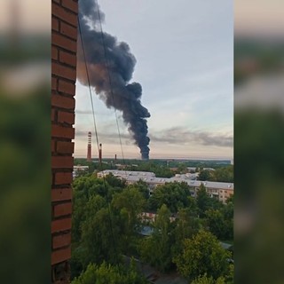 Attacco ucraino contro depositi di petrolio, colonne di fumo nella regione di Mosca