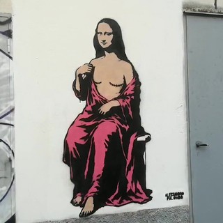 Una Gioconda con doppia mastectomia, il murale a Milano per la Giornata contro il cancro al seno