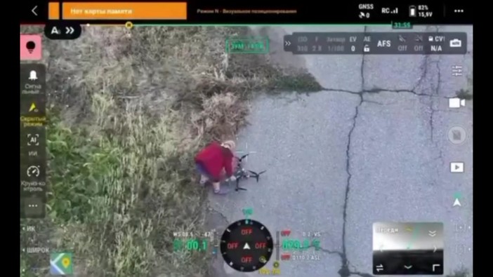 La nonna ucraina trova un drone e lo neutralizza con precisione chirurgica La nonna ucraina trova un drone e lo neutralizza con precisione chirurgica