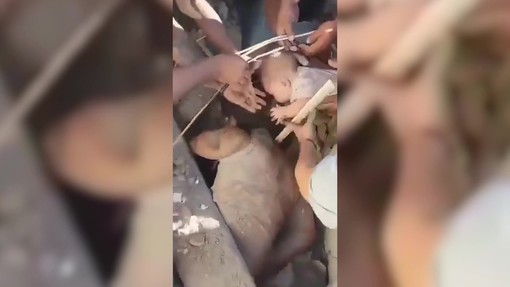 Terremoto Colombia, salvati un neonato e sua madre che lo ha protetto dalle macerie Terremoto Colombia, salvati un neonato e sua madre che lo ha protetto dalle macerie
