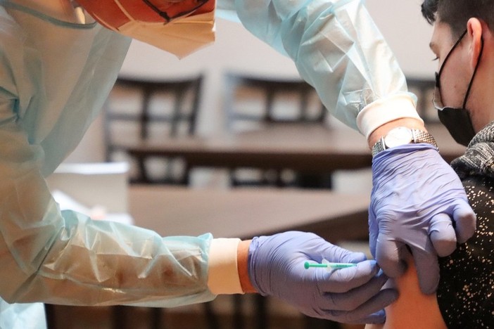 Al via le nuove campagne di vaccinazione anti influenza e anti covid