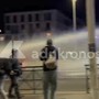 Violenti scontri a Torino: manifestanti lanciano bottiglie e pietre, polizia usa lacrimogeni e idranti Violenti scontri a Torino: manifestanti lanciano bottiglie e pietre, polizia usa lacrimogeni e idranti