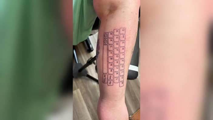 Una tastiera tatuata sul braccio, l'idea geniale di una mamma per parlare con il figlio autistico