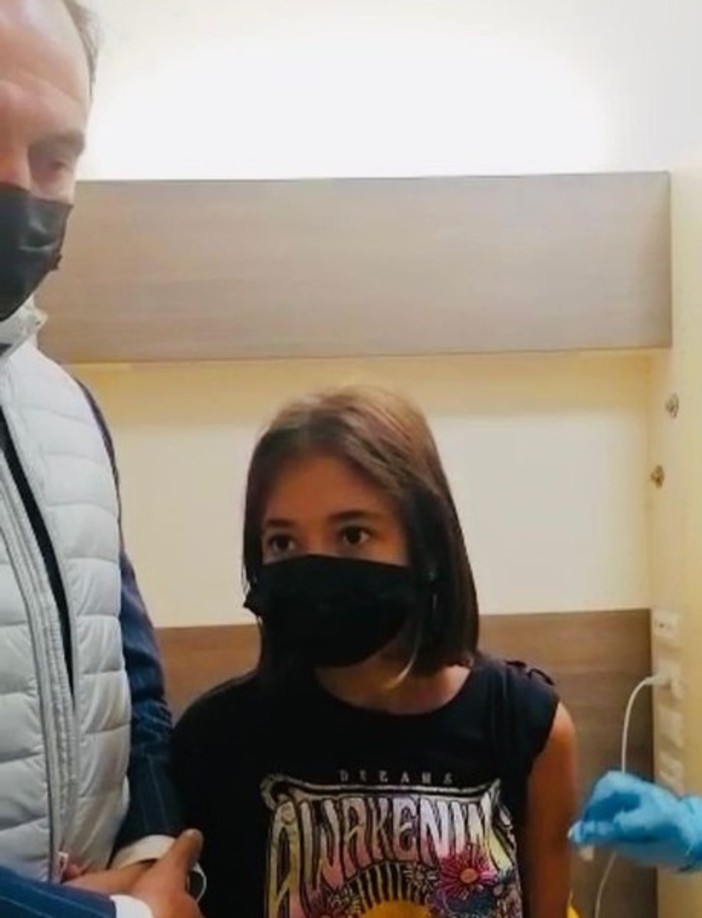 Cirio posta la foto del figlia vaccinata, i no vax insorgono: "I bambini non si toccano"