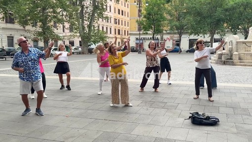 Da piazza Testaccio a 'Ballando con le stelle', l'appello dei ballerini 70enni Da piazza Testaccio a 'Ballando con le stelle', l'appello dei ballerini 70enni