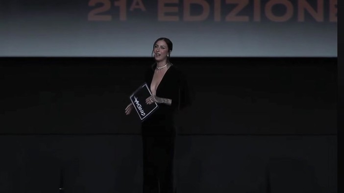 Festa del Cinema, gaffe di Ema Stokholma: "Ho il cuore a mille, come canta Paradiso". Ma la frase è di Calcutta Festa del Cinema, gaffe di Ema Stokholma: "Ho il cuore a mille, come canta Paradiso". Ma la frase è di Calcutta