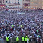 Palio di Siena, vince il Nicchio con il fantino Tittia: esplode la festa