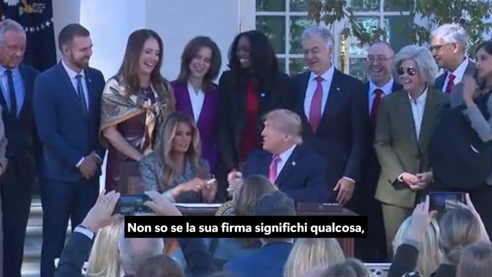 Trump invita Melania a firmare un ordine esecutivo, ma la frase diventa un boomerang sul web Trump invita Melania a firmare un ordine esecutivo, ma la frase diventa un boomerang sul web