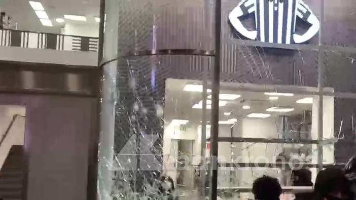 Guerriglia a Milano, assalto a negozio in San Babila: vetrine rotte a colpi di mazza Guerriglia a Milano, assalto a negozio in San Babila: vetrine rotte a colpi di mazza
