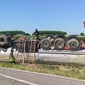 Udine, autocisterna piena di benzina si ribalta: l'operazione di travaso dei Vigili del Fuoco Udine, autocisterna piena di benzina si ribalta: l'operazione di travaso dei Vigili del Fuoco