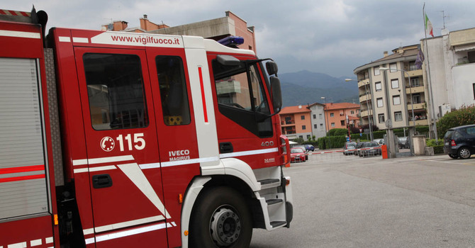 Auto in fiamme sull’A26, chiusi due tratti autostradali