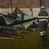 Tetti distrutti e danni alla torre simbolo della città, Cremona devastata dal maltempo
