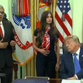 "Si tocca la pancia per svegliare Trump con una scossa", la nuova teoria complottista sui social