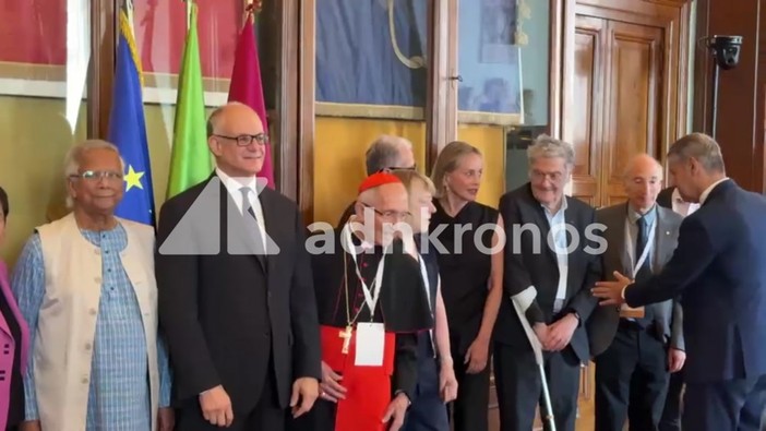 La strana coppia, Sharon Stone e Romano Prodi in Campidoglio tra sorrisi e complicità