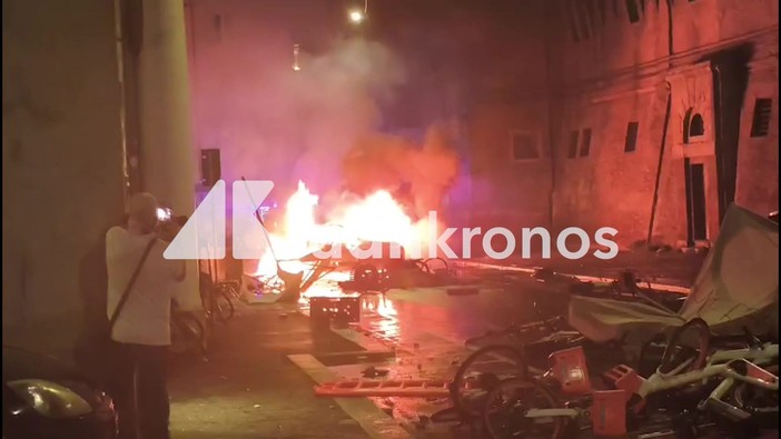 Caso Fakir, guerriglia a Bologna: barricate, lacrimogeni e auto in fiamme