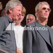 Venezia 83, trionfo per il doc sugli Oasis. E Liam Gallagher scherza con una fan con t-shirt dei Blur