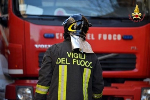 Dormelletto, incendio all’alba in un capannone: traffico rallentato e disagi per i pendolari