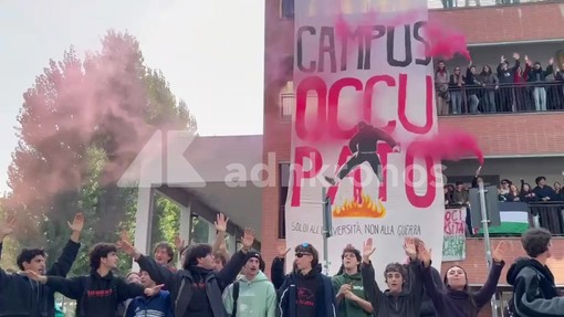Torino, gli studenti del Campus occupato: "Soldi all'università, non alla guerra" Torino, gli studenti del Campus occupato: "Soldi all'università, non alla guerra"