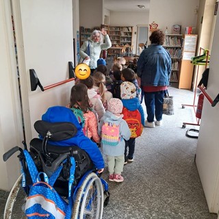 I bambini della scuola dell’infanzia “Collodi” in visita alla Biblioteca civica di Trecate