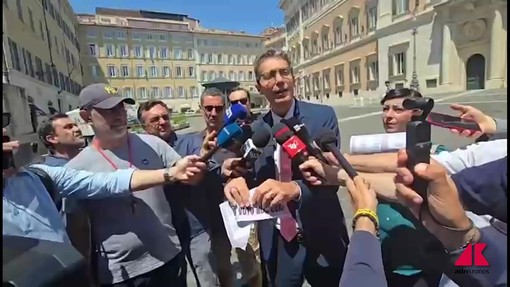 Magi strappa la scheda elettorale: "Questa legge è uno sfregio alla Costituzione"