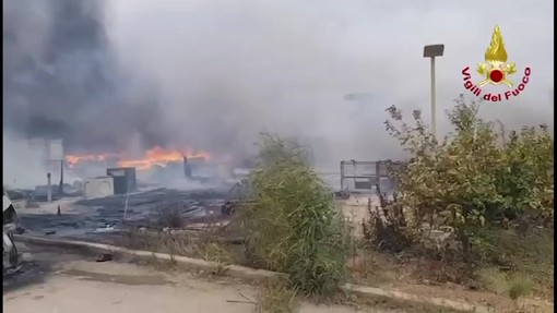 Incendi in Sicilia, bruciano capannoni industriali a Termini Imerese