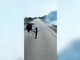 Drone ucraino colpisce camion russo, il video girato dal conducente