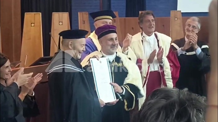 Dottorato honoris causa a Vasco Rossi, la proclamazione all'Università di Salerno tra gli applausi