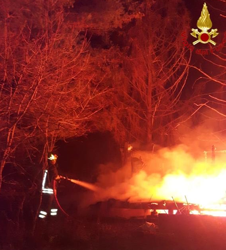 Casetta in legna a fuoco, squadre dei Vigili del Fuoco in azione Casetta in legna a fuoco, squadre dei Vigili del Fuoco in azione