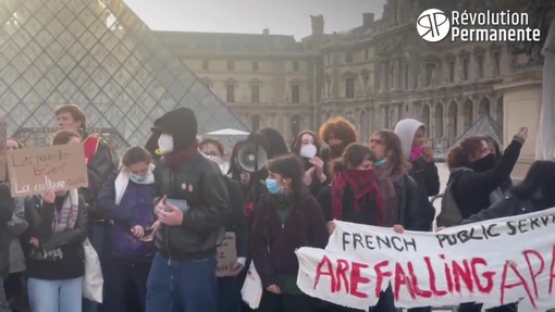 Francia, gli studenti bloccano l'accesso al Louvre Francia, gli studenti bloccano l'accesso al Louvre