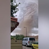 Tornado devasta un paese nel sud della Francia, danneggiate centinaia di case Tornado devasta un paese nel sud della Francia, danneggiate centinaia di case