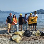 Arona, 944 rifiuti sulla spiaggia delle Rocchette: oltre il 67% è plastica