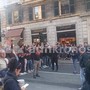 Ex Ilva, i cori di protesta degli operai all'arrivo a Genova di Piantedosi Ex Ilva, i cori di protesta degli operai all'arrivo a Genova di Piantedosi