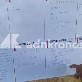 A Venezia 83 torna l'iniziativa umoristica di Gianni Ippoliti: sul muro proteste e richieste del pubblico A Venezia 83 torna l'iniziativa umoristica di Gianni Ippoliti: sul muro proteste e richieste del pubblico
