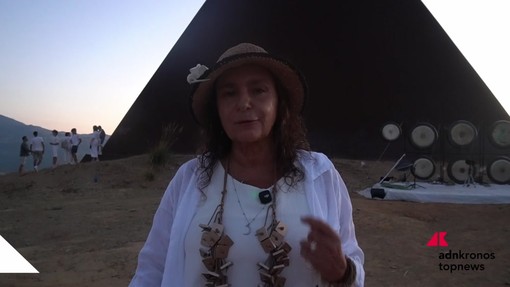La cantautrice Aida Satta Flores al Rito della Luce a Fiumara d'arte: "Antonio Presti è un visionario"