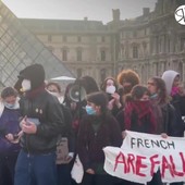 Francia, gli studenti bloccano l'accesso al Louvre Francia, gli studenti bloccano l'accesso al Louvre