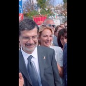 Meloni ad Amatrice, l'anziano la accarezza e lei: "Non mi far commuovere, ti voglio bene" Meloni ad Amatrice, l'anziano la accarezza e lei: "Non mi far commuovere, ti voglio bene"