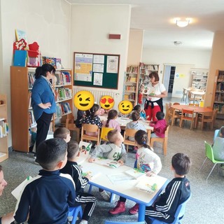 Le “Tartarughe” della Scuola dell’Infanzia &quot;Collodi&quot; in visita alla Biblioteca Civica di Trecate