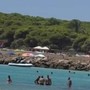 Sardegna, nuovo sbarco di migranti tra i bagnanti dopo l'incidente a Su Giudeu