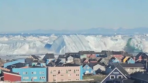 Grosso iceberg si spezza e si capovolge davanti alle coste della Groenlandia Grosso iceberg si spezza e si capovolge davanti alle coste della Groenlandia