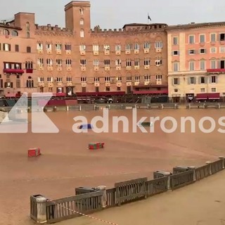 Palio di Siena verso nuovo rinvio, ancora pioggia su piazza del Campo