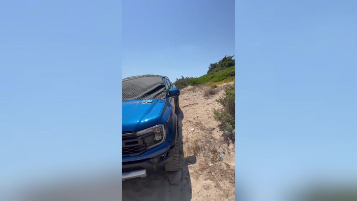 Pick-up su duna a Porto Cesareo, multa salata e denuncia del vicesindaco: "Atto di arroganza e presunzione"