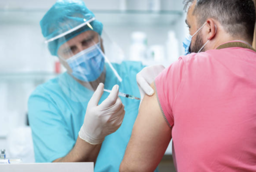 Vaccini antinfluenzali, Magliano: "Scarseggiano". Icardi replica: "Contiamo su 1,3 milioni di dosi" Vaccini antinfluenzali, Magliano: "Scarseggiano". Icardi replica: "Contiamo su 1,3 milioni di dosi"