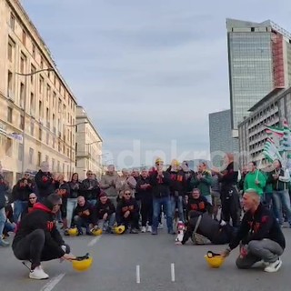 Ex Ilva, terzo giorno di protesta a Genova: "Non accettiamo chiusura e ammortizzatori sociali" Ex Ilva, terzo giorno di protesta a Genova: "Non accettiamo chiusura e ammortizzatori sociali"