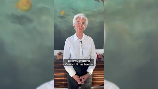 Christine Lagarde lascia la Bce, l'annuncio con due cerotti sul viso