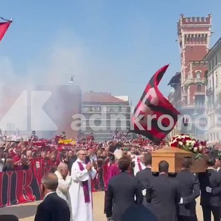 Baresi, centinaia di tifosi per l'ultimo saluto tra fumogeni e bandiere con n.6
