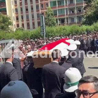 Funerali agente morto durante inseguimento, applausi sulle note di 'Hallelujah' per Francesco Imprezzabile Funerali agente morto durante inseguimento, applausi sulle note di 'Hallelujah' per Francesco Imprezzabile