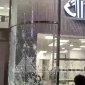 Guerriglia a Milano, assalto a negozio in San Babila: vetrine rotte a colpi di mazza