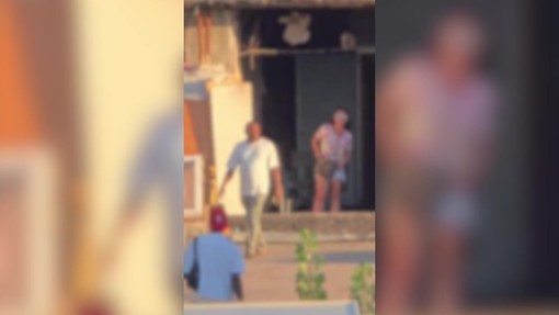 Degrado a Roma, le immagini del palazzo a Tor Sapienza dove si vendono droga e armi