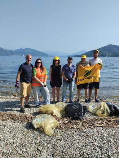 Arona, 944 rifiuti sulla spiaggia delle Rocchette: oltre il 67% è plastica